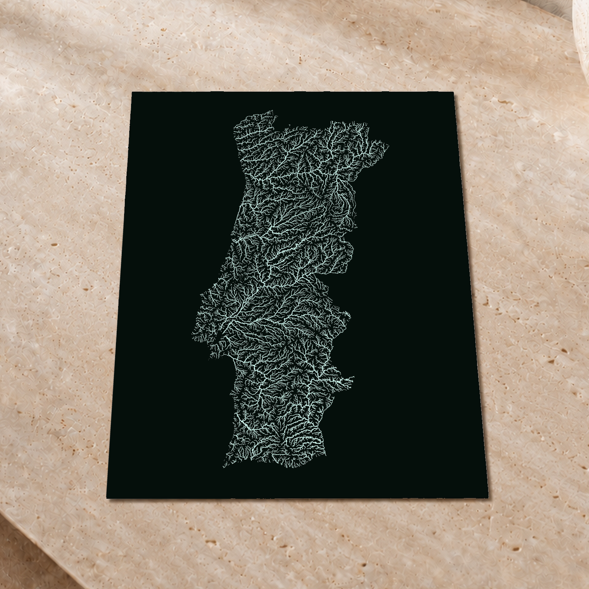 Mapa hidrográfico — Portugal continental, brillo monocromático, Póster fosforescente, 30 × 40 cm, en un ambiente interior premium
