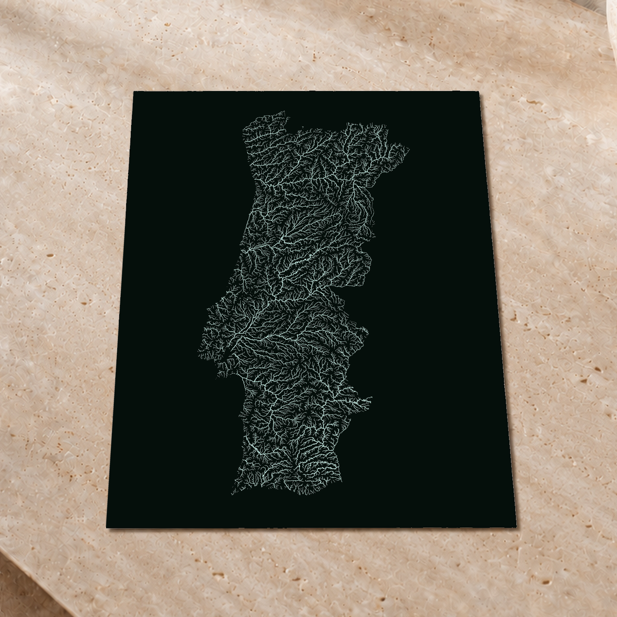 Mapa hidrográfico — Portugal continental, brillo monocromático, Póster fosforescente, 45 × 60 cm, en un ambiente interior premium