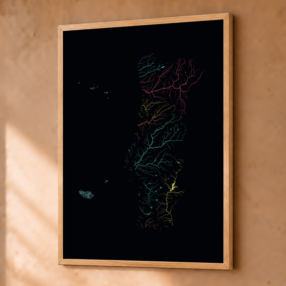 水系図 — ポルトガル（諸島を含む）, 地域別ネオン, 額装ファインアートプリント, 45 × 60 cm, 上質なインテリア空間に展示