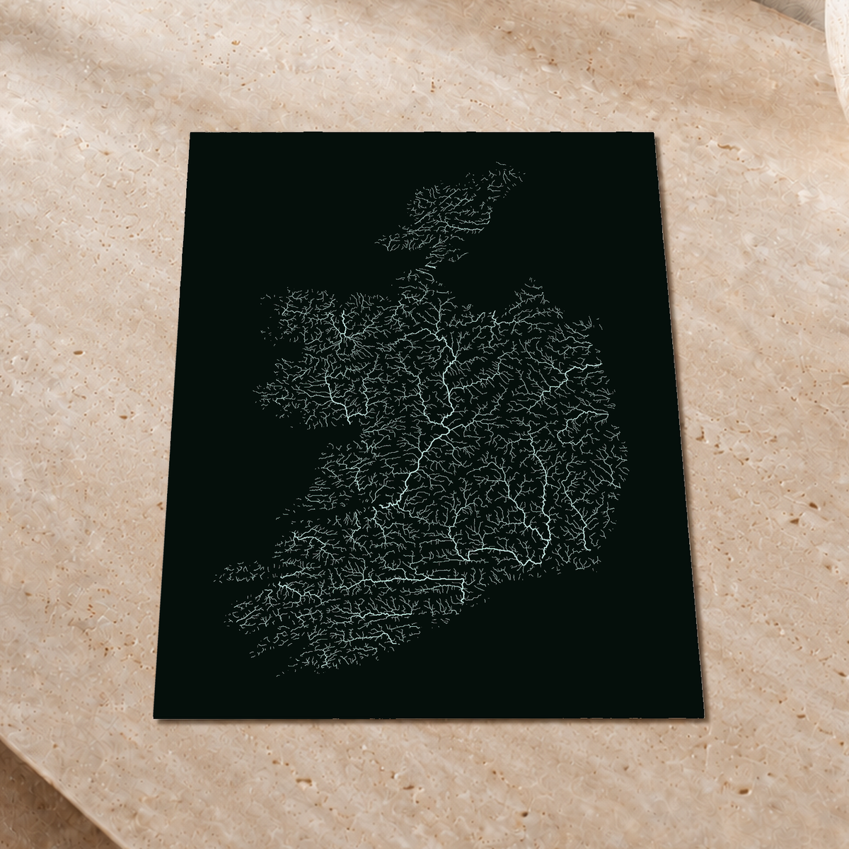Mapa hidrográfico — República de Irlanda, brillo monocromático, Póster fosforescente, 30 × 40 cm, en un ambiente interior premium