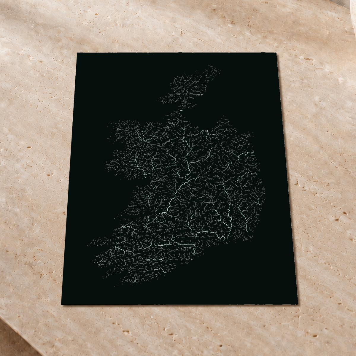 Mapa hidrográfico — República de Irlanda, brillo monocromático, Póster fosforescente, 45 × 60 cm, en un ambiente interior premium