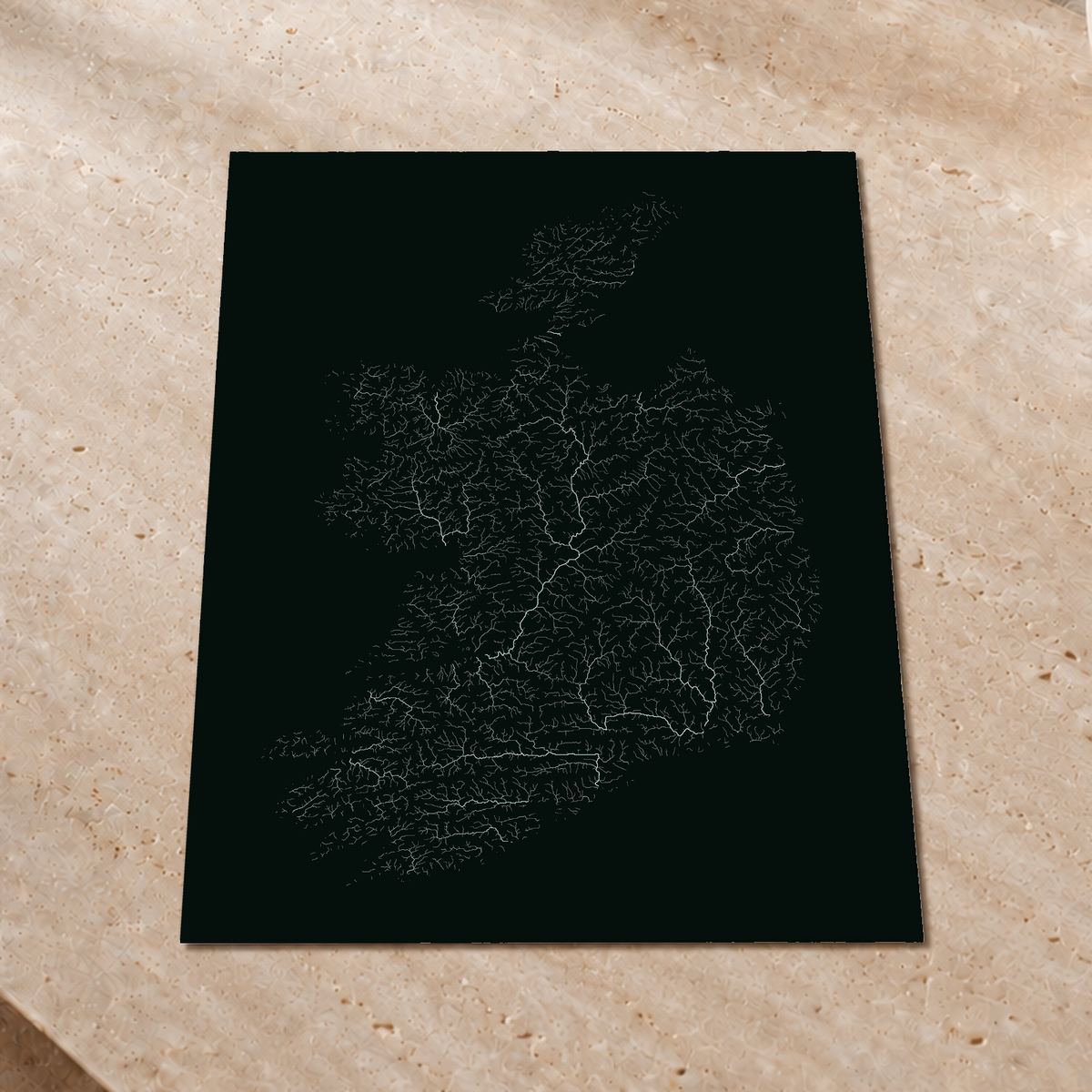 Mapa hidrográfico — República de Irlanda, brillo monocromático, Póster fosforescente, 60 × 80 cm, en un ambiente interior premium