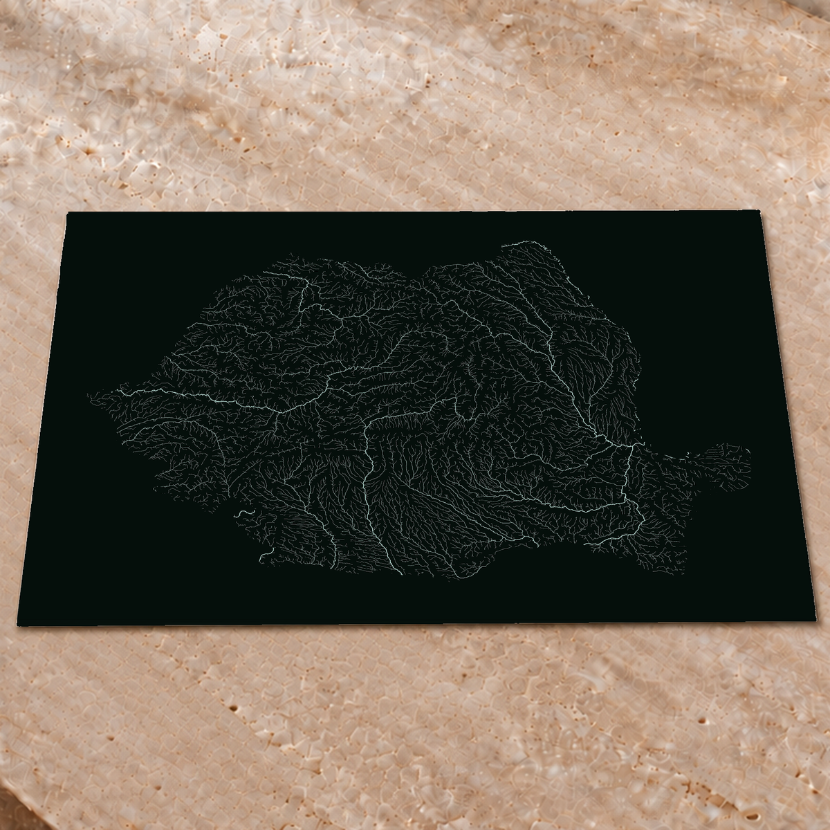 Mapa hidrográfico — Roménia, glow, glow-poster, 60 × 80 cm, num ambiente interior premium