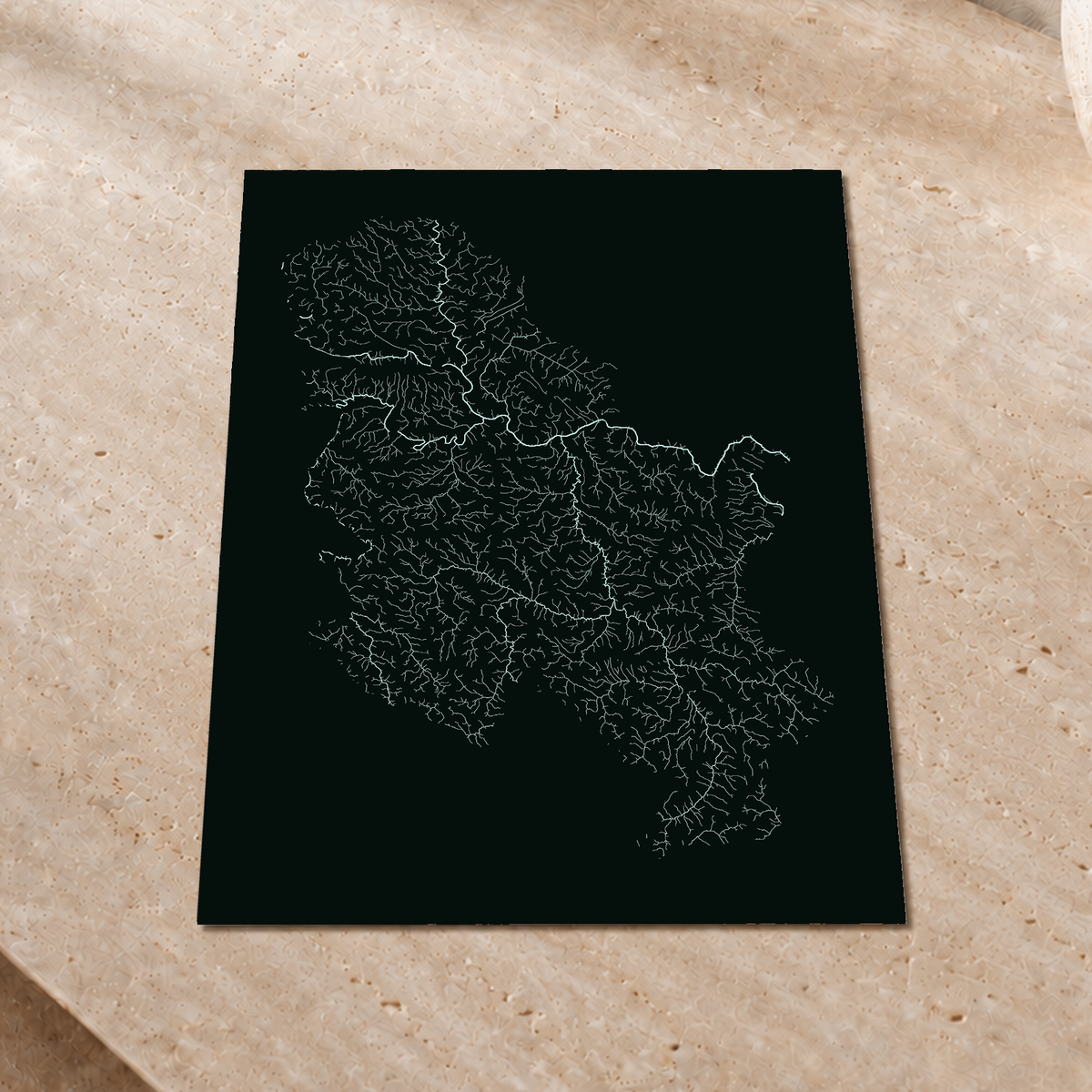 Mapa hidrográfico — Sérvia, glow, glow-poster, 30 × 40 cm, num ambiente interior premium