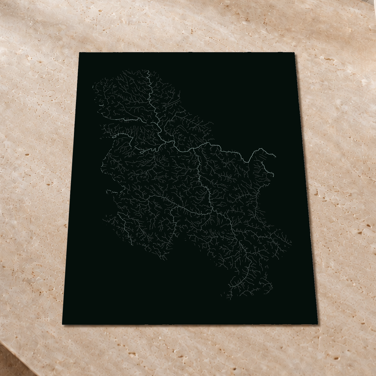 Mapa hidrográfico — Sérvia, glow, glow-poster, 60 × 80 cm, num ambiente interior premium