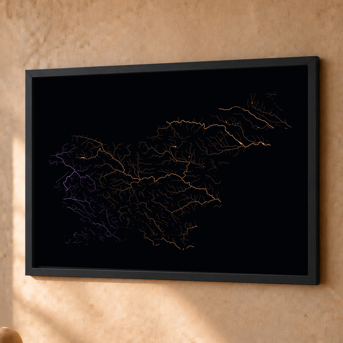Beautiful Rivers — Eslovénia — Neon por território, Fine art emoldurado · 45 × 60 cm, Preto · Sem margem